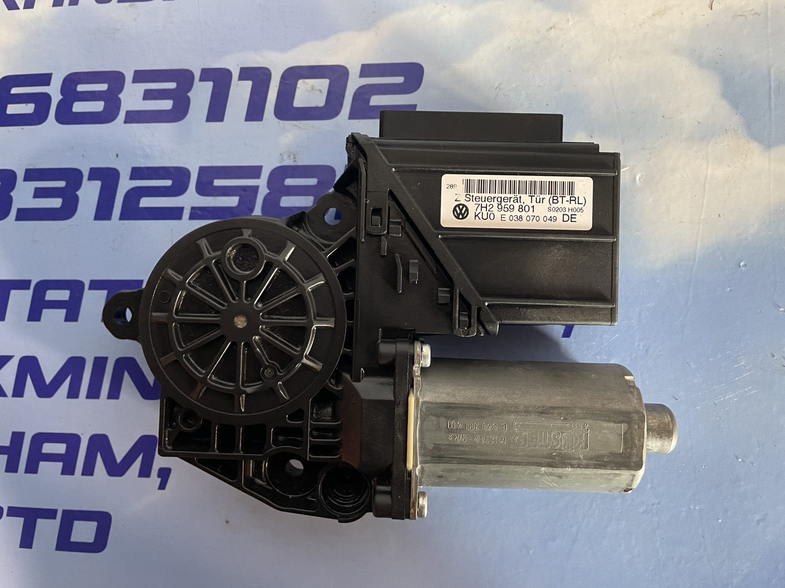 IMG_6201-scaled-e1790684578184 GENUINE VW CARAVELLE T5 PASSENGER SIDE WINDOW MOTOR 7H2 959 801 - Image 1